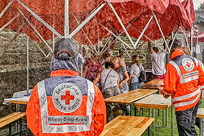 Rettet die Würstchen! Das DRK kennt kein Erbarmen und lässt uns im Regen stehen