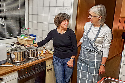 Verschworene Wächter der Geheimrezeptur beim Vorglühen im Pfarrheim