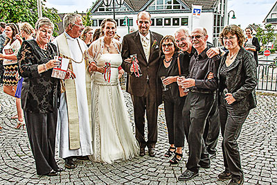Das Brautpaar und einige Akteure nach der Hochzeitsfeier